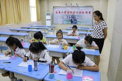 實施學生綜合素質評價 催生學生成長動力 --區教研室對人和小學進行綜合素質測評